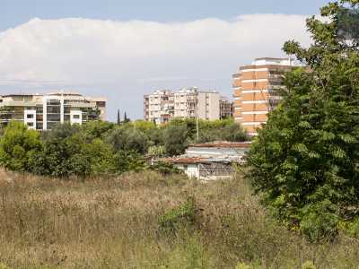 Nascoste dalla vegetazione ci sono persino delle baracche, che assurgono a simbolo di una fertile zona di Bari che, tra abbandono e rifiuti, � stata trasformata in una discarica a cielo aperto